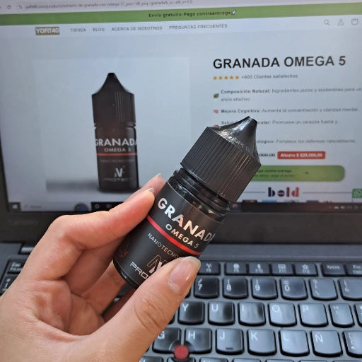 Mano de una clienta sosteniendo el suplemento Granada Omega 5 de NN Protect, mostrando su compra en la tienda online.